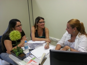 Luciene e Samira conversam com Maria Elena do setor de cadastro